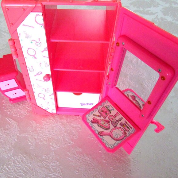BARBIE CLOSET CARRYING CASE, 2 MIRRORS, HANGERS on ROD, DRAWER + VANITY TABLE - Picture 4 of 6